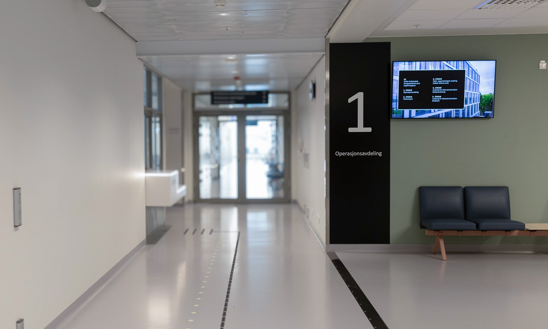 Eit venterom med TV og stolar