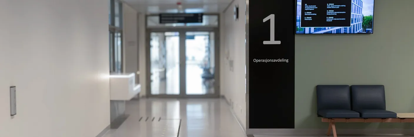 Eit venterom med TV og stolar