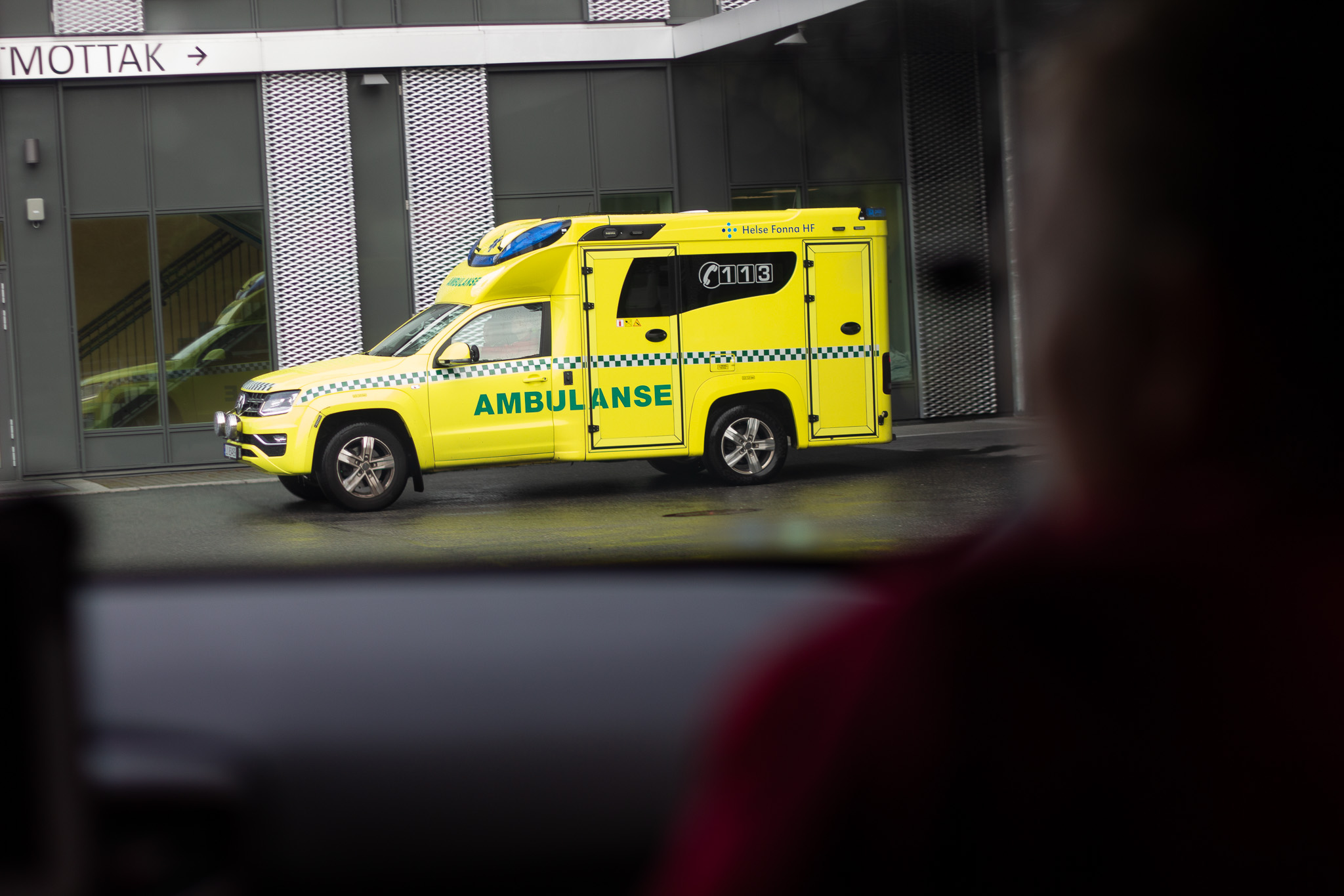 En gul ambulanse parkert utenfor akuttmottak