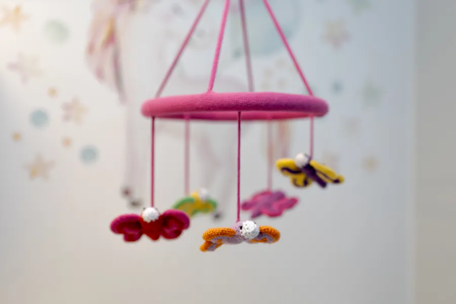 En rosa stol med en rosa pute
