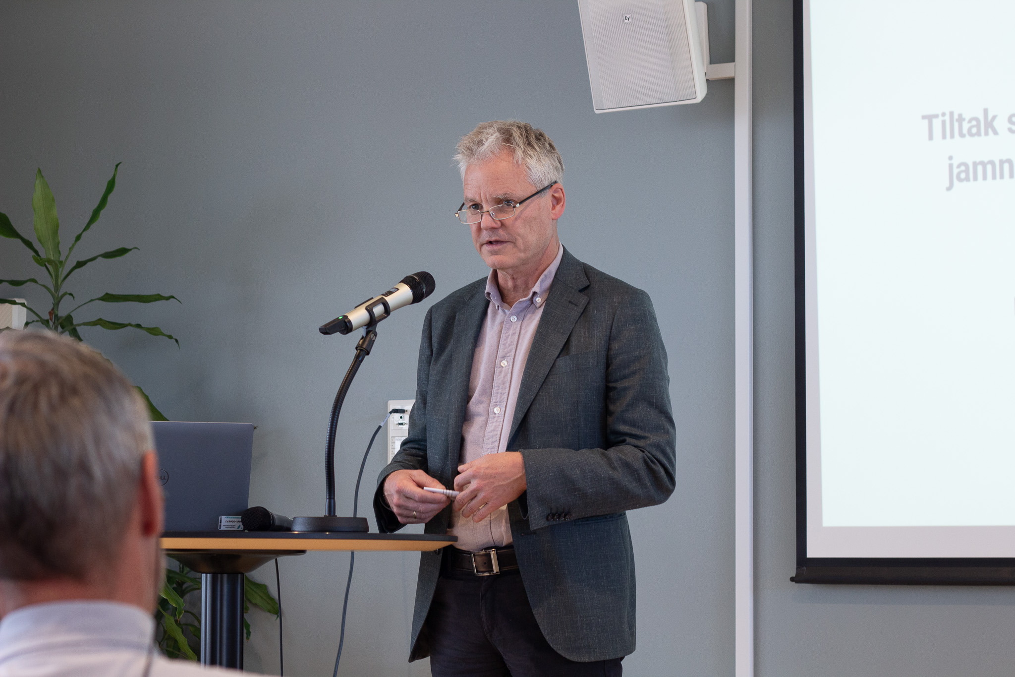 En mann som snakker inn i en mikrofon