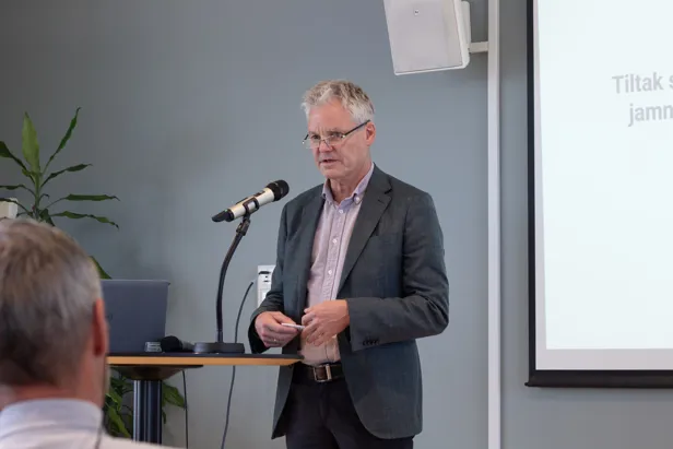 En mann som snakker inn i en mikrofon