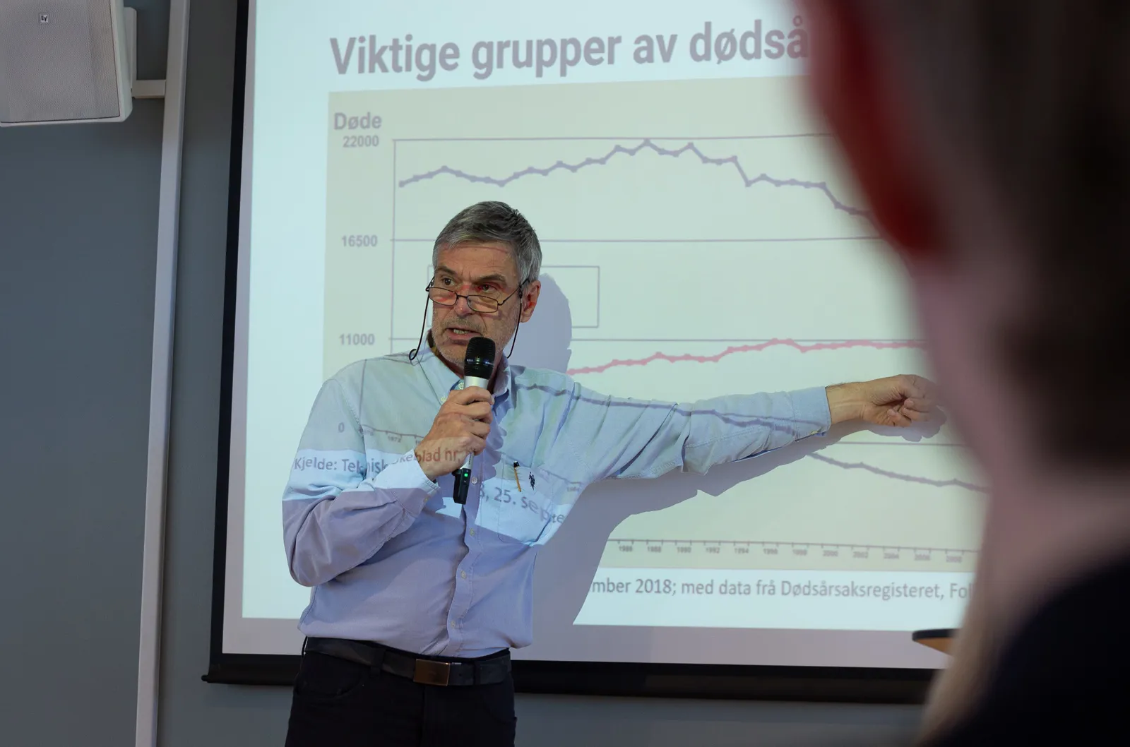 En mann som snakker inn i en mikrofon