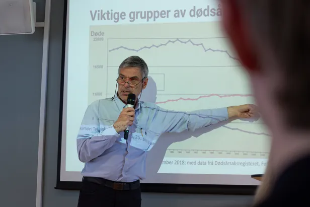 En mann som snakker inn i en mikrofon