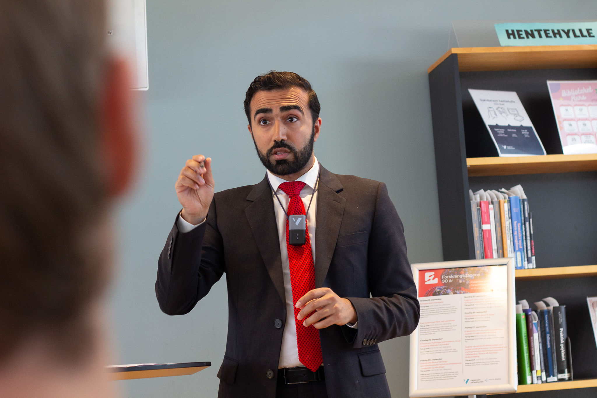 En mann i dress som peker