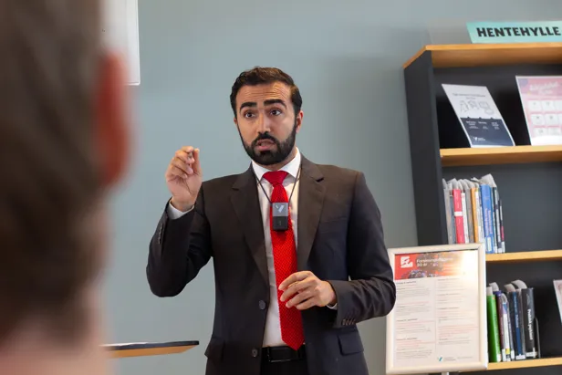 En mann i dress som peker