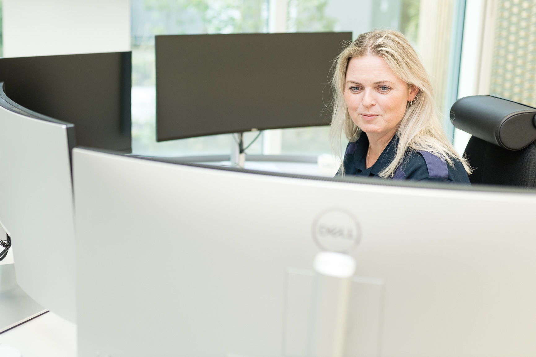 En person som sitter ved et skrivebord