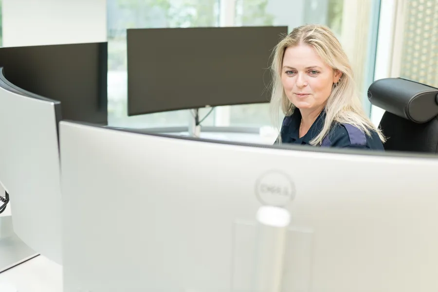 En person som sitter ved et skrivebord