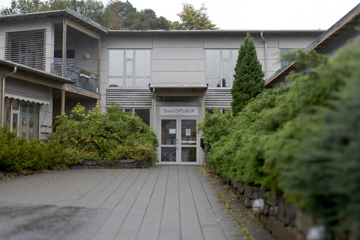 En bygning med et skilt på