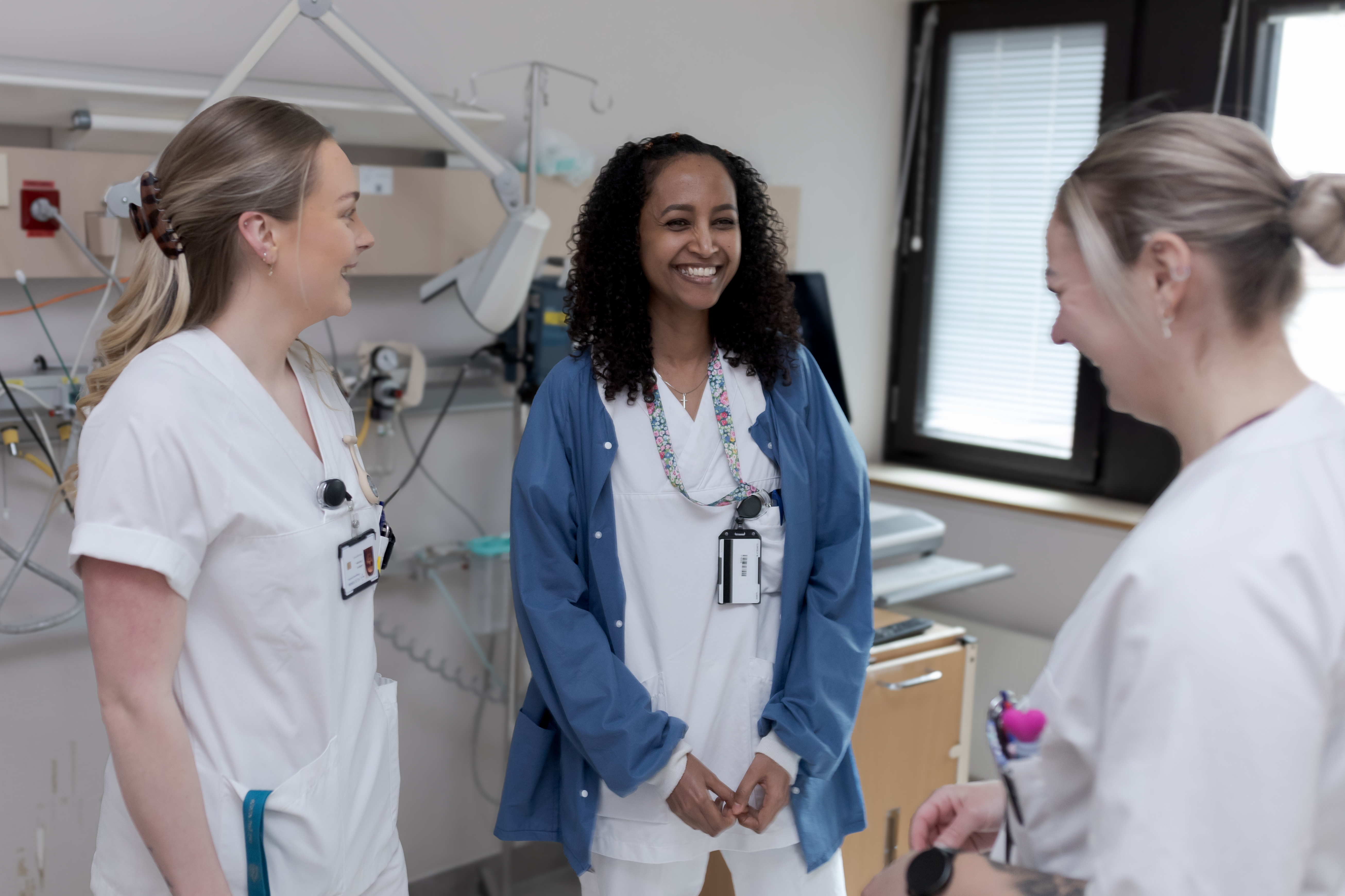 Tre yngre damer snakker sammen