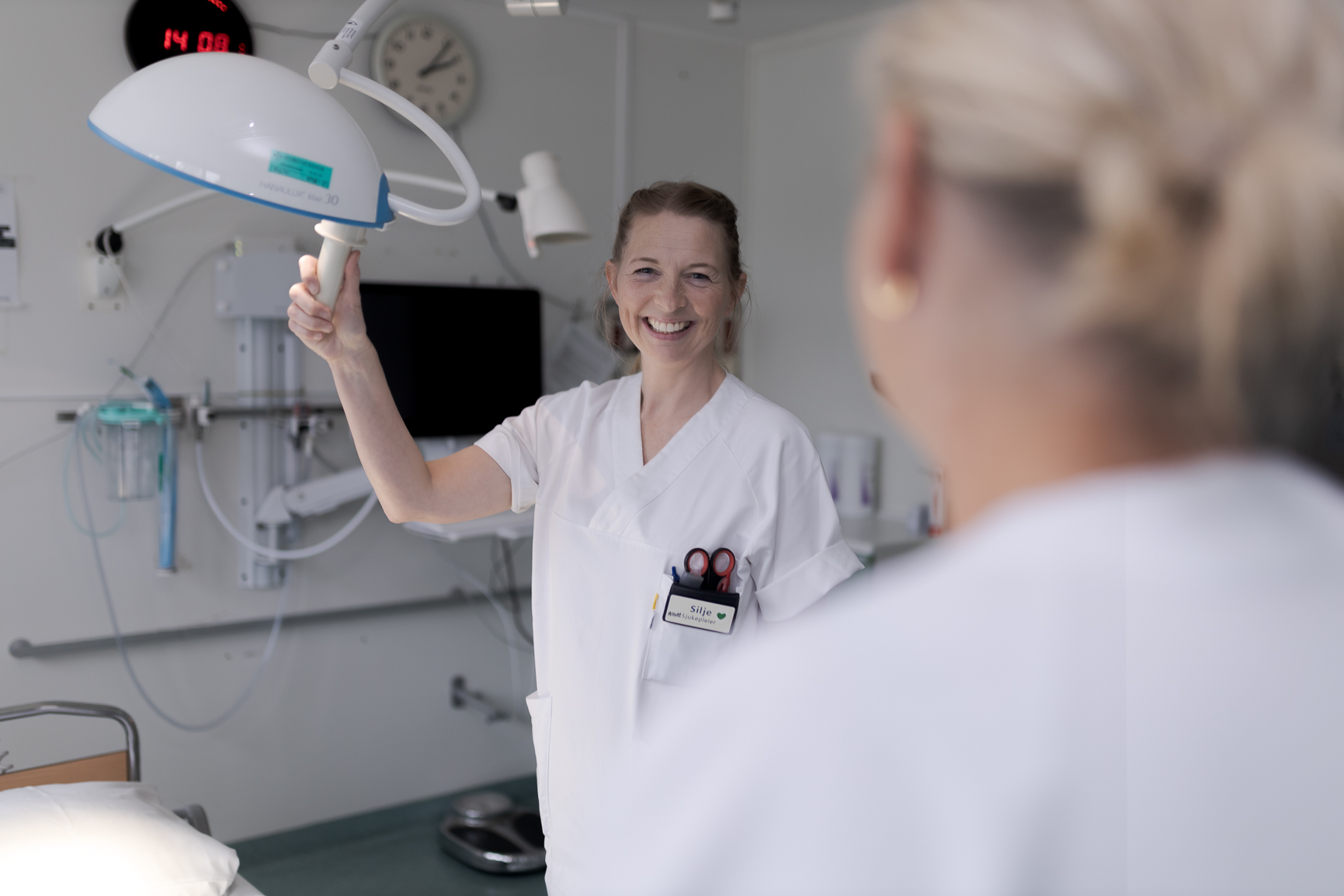 En lege som ser på en pasient