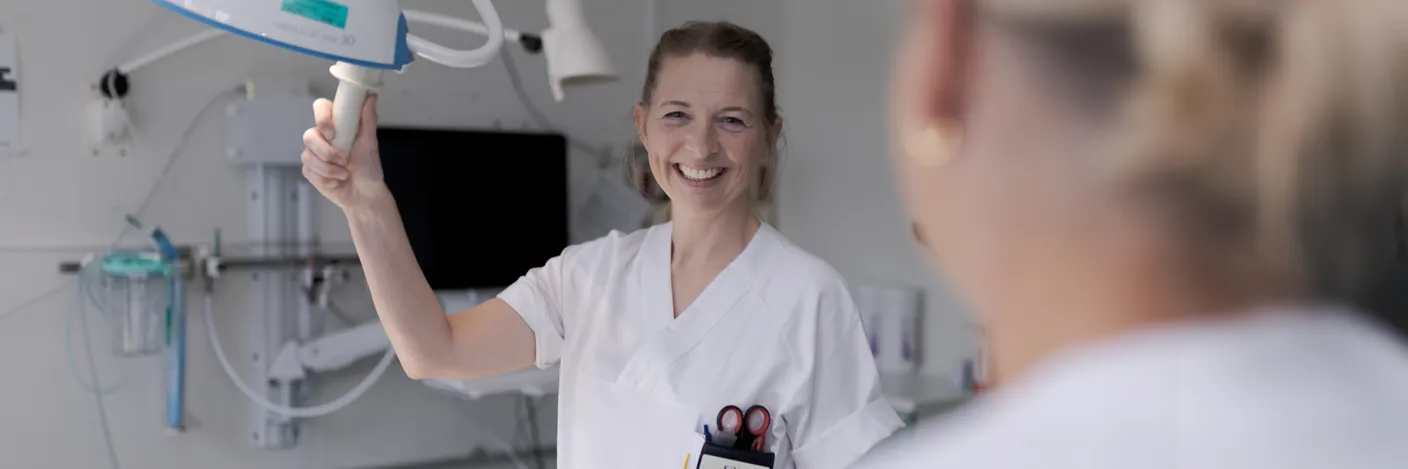 En lege som ser på en pasient