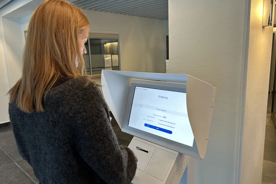 En kvinne som ser på en automat