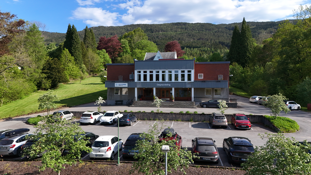 En bygning med parkeringsplass