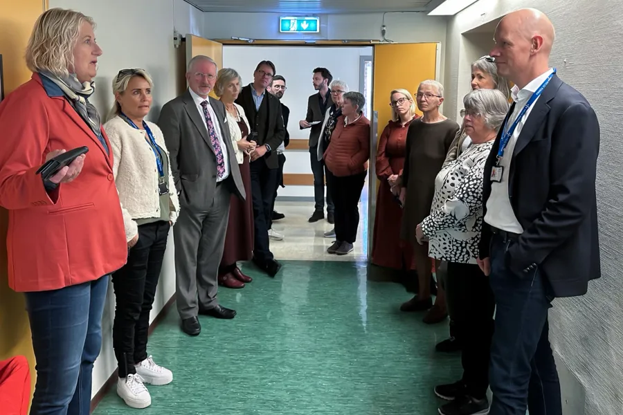 En gruppe mennesker som står i en gang