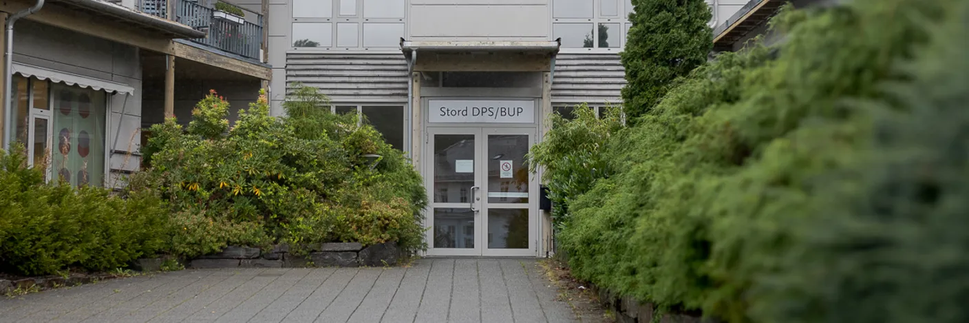 En bygning med et skilt på