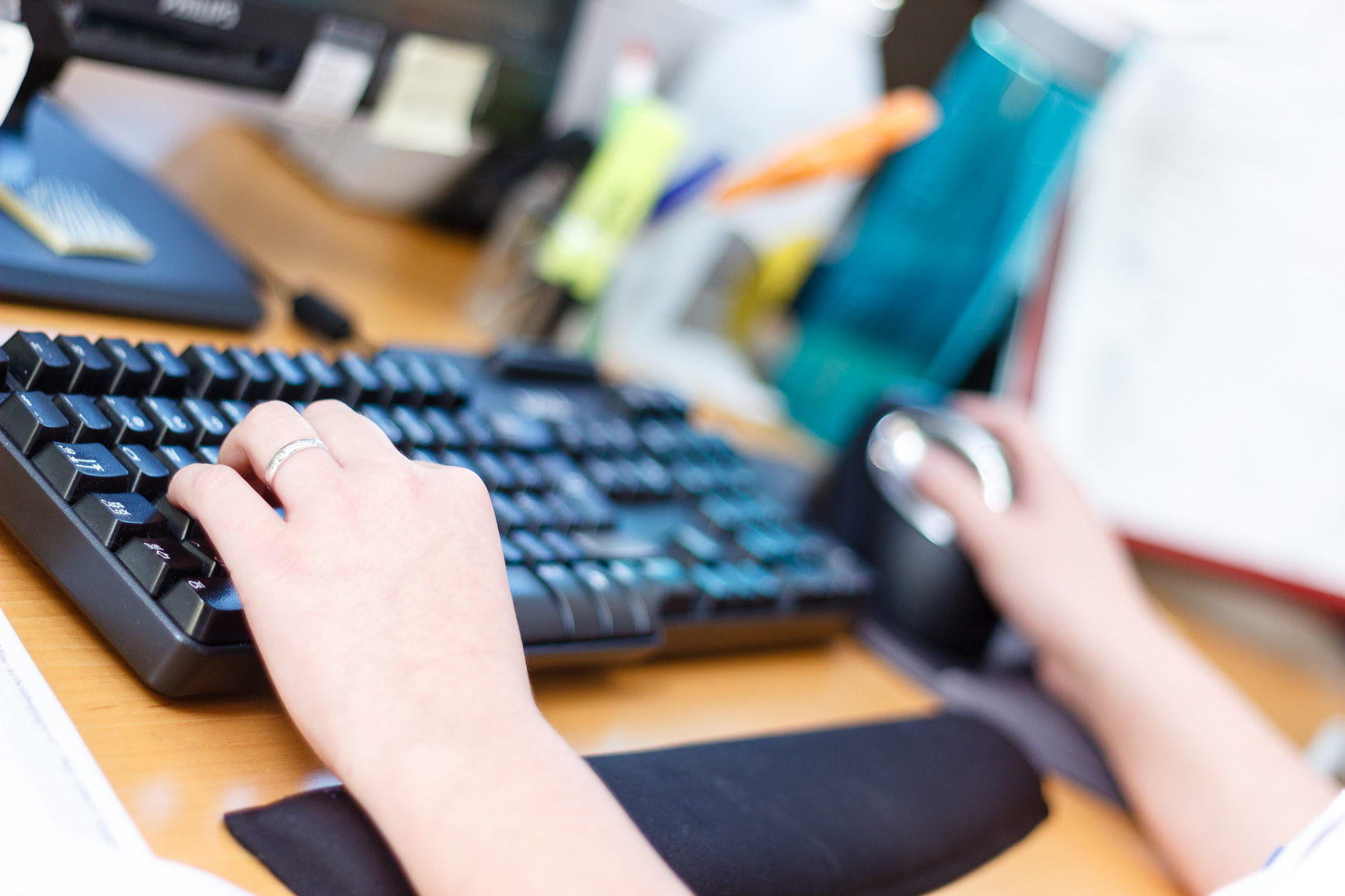 En person som bruker en datamus