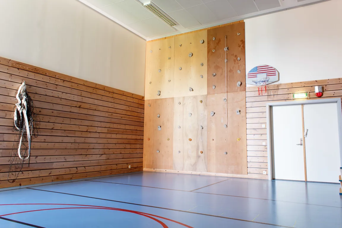 Ein gymsal med basketballkorg