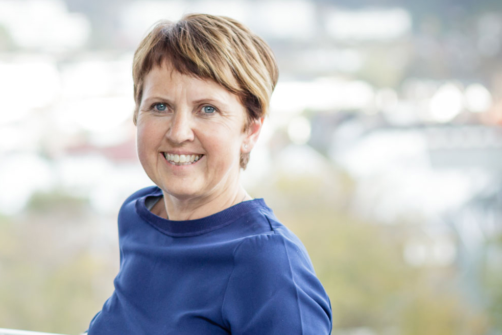 En person som smiler til kameraet