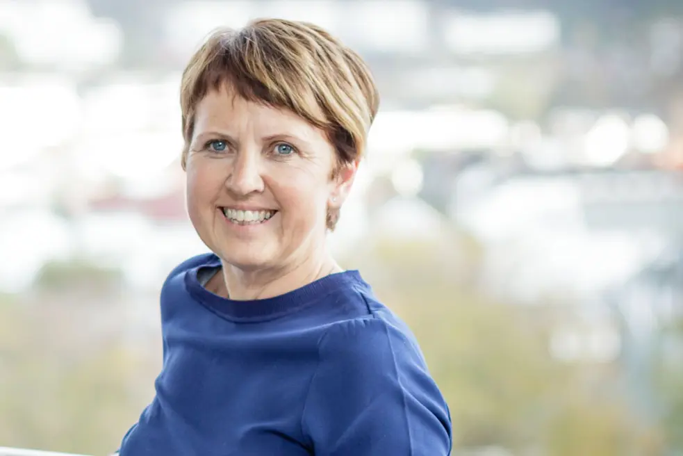 En person som smiler til kameraet