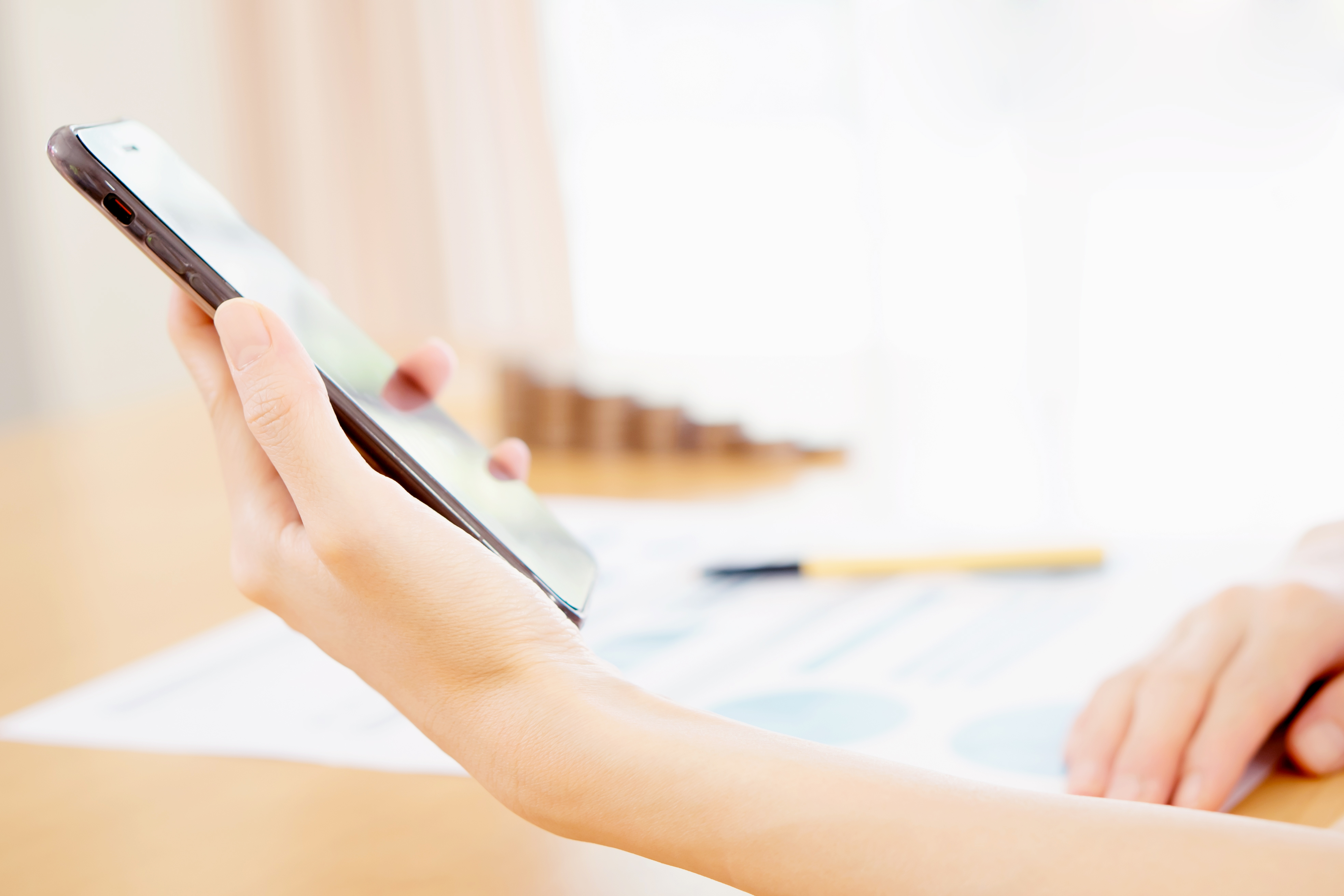 En person som holder en telefon