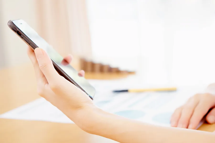 En person som holder en telefon