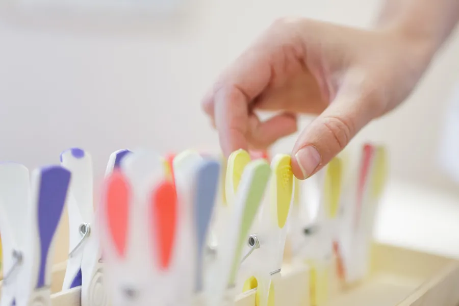 Rehabiliteringstrening der en en hånd griper klesklyper