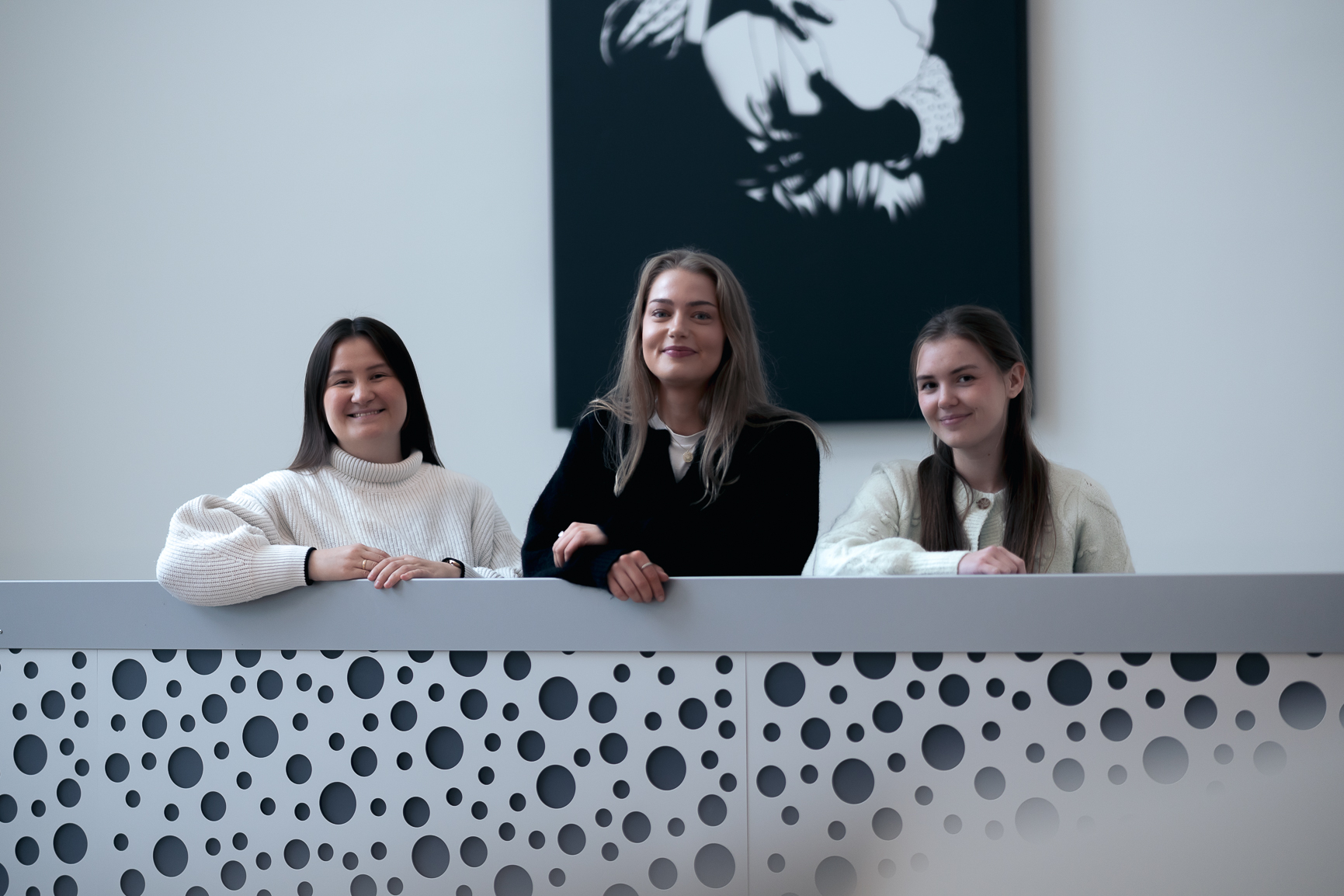 En gruppe kvinner som sitter på en sofa