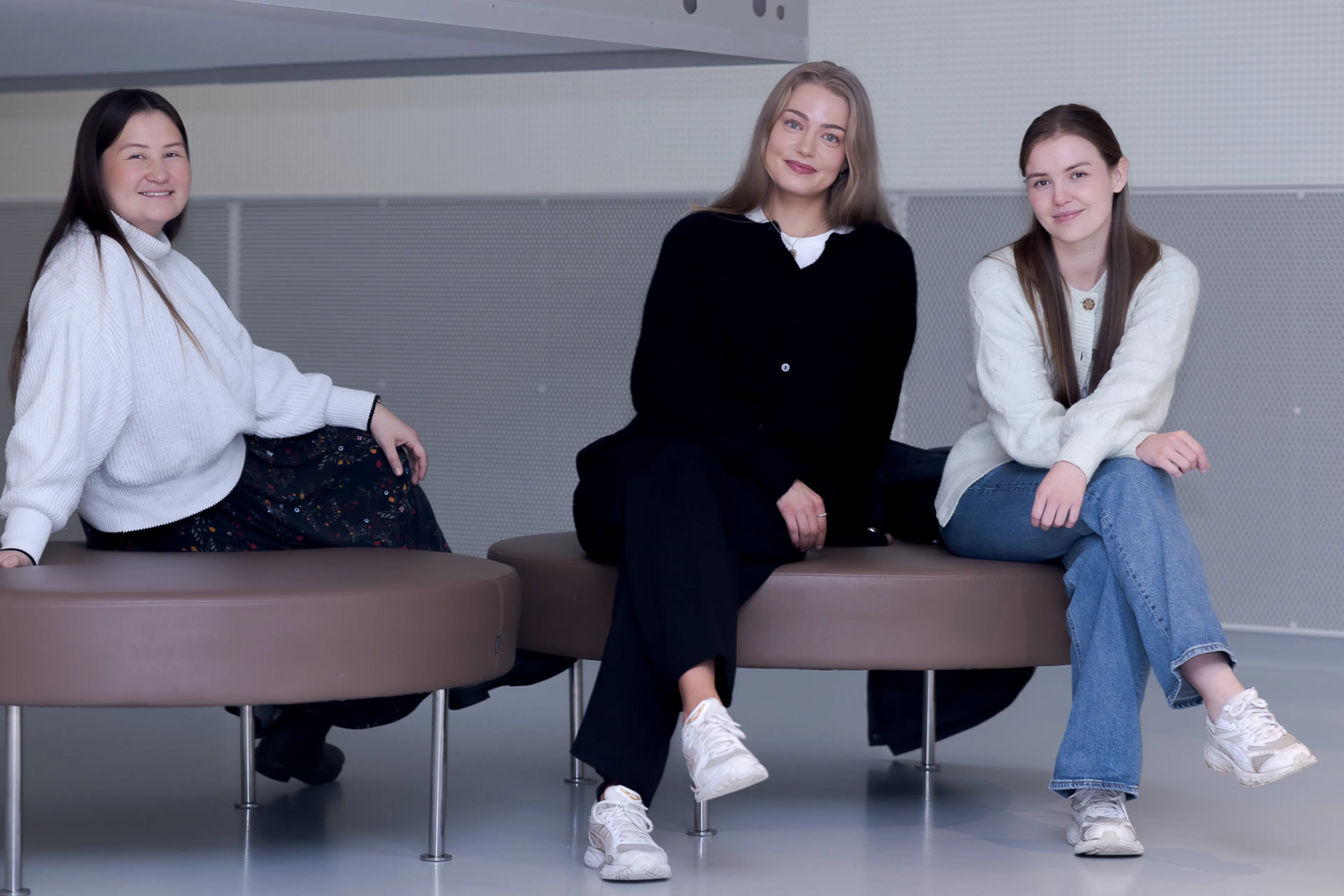 En gruppe kvinner som sitter på stoler