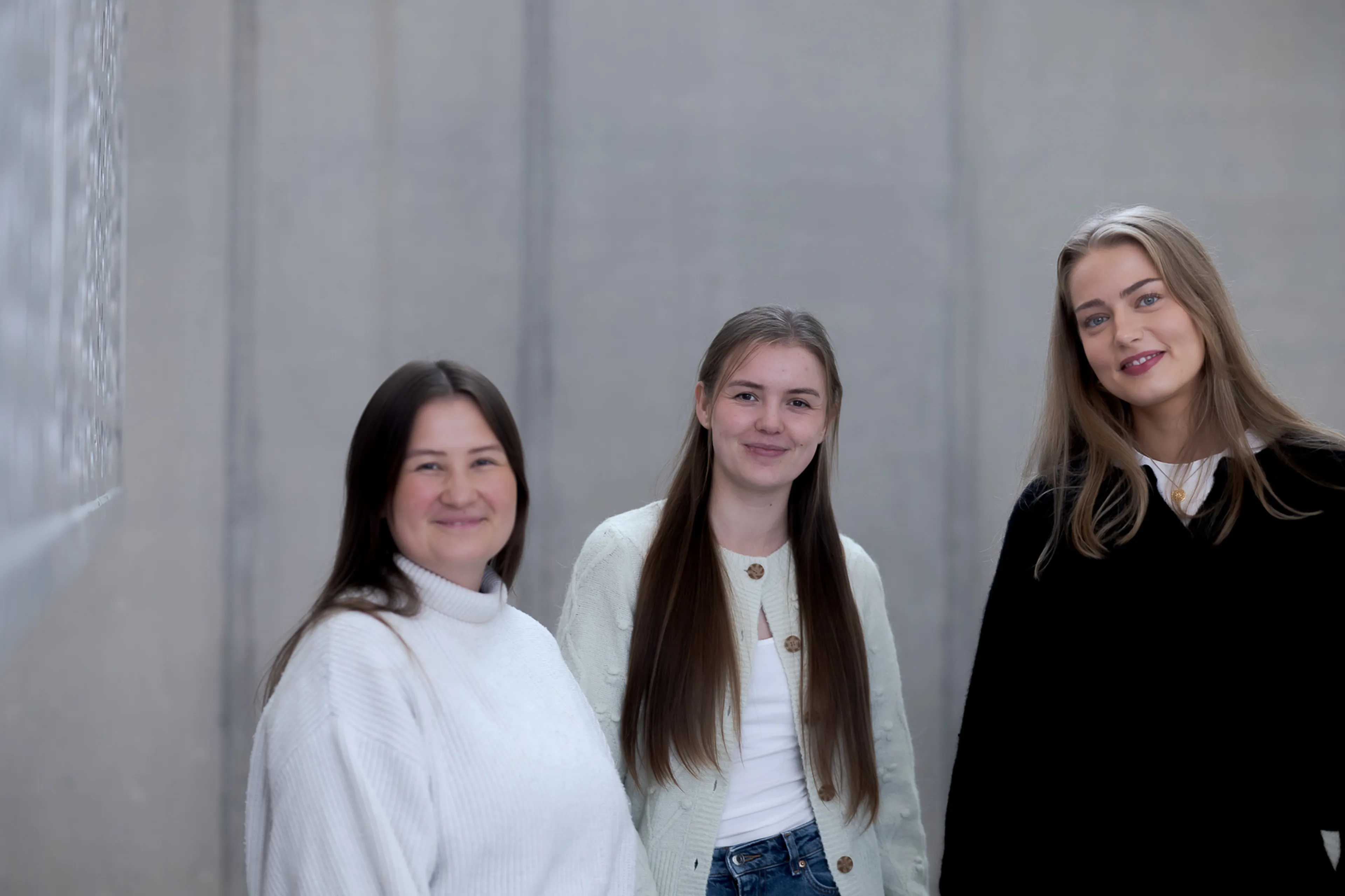 En gruppe kvinner som poserer for et bilde