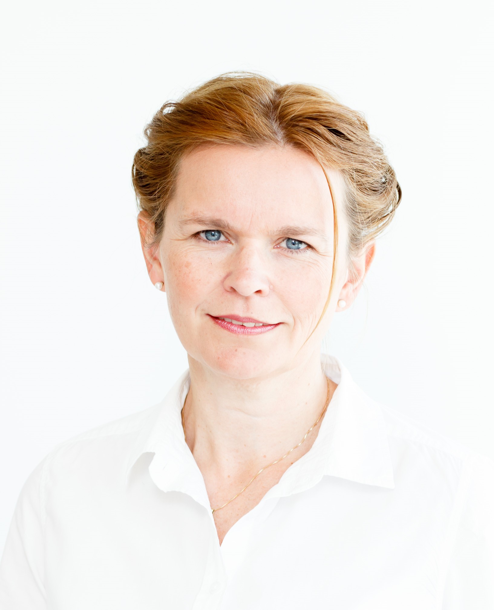 En person som har på seg en hvit skjorte