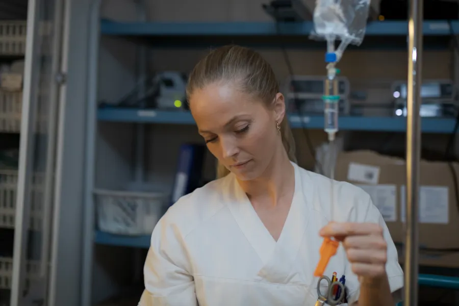 En mann i hvit frakk