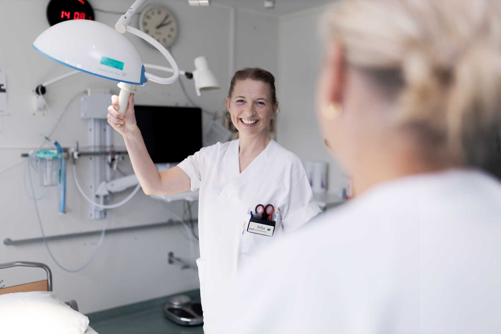 En lege som snakker med en pasient