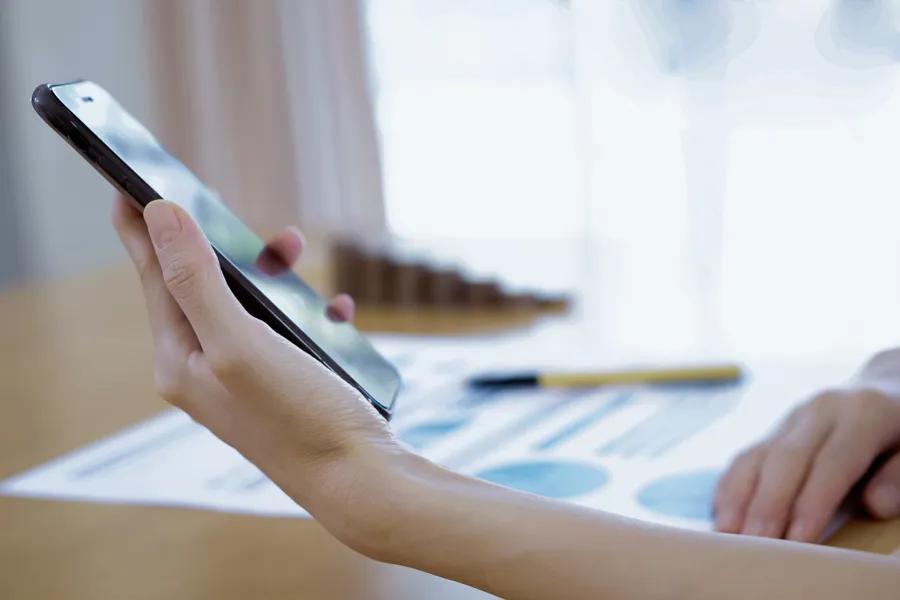 En person som holder en mobiltelefon