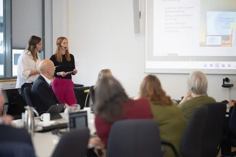 En kvinne som holder en presentasjon