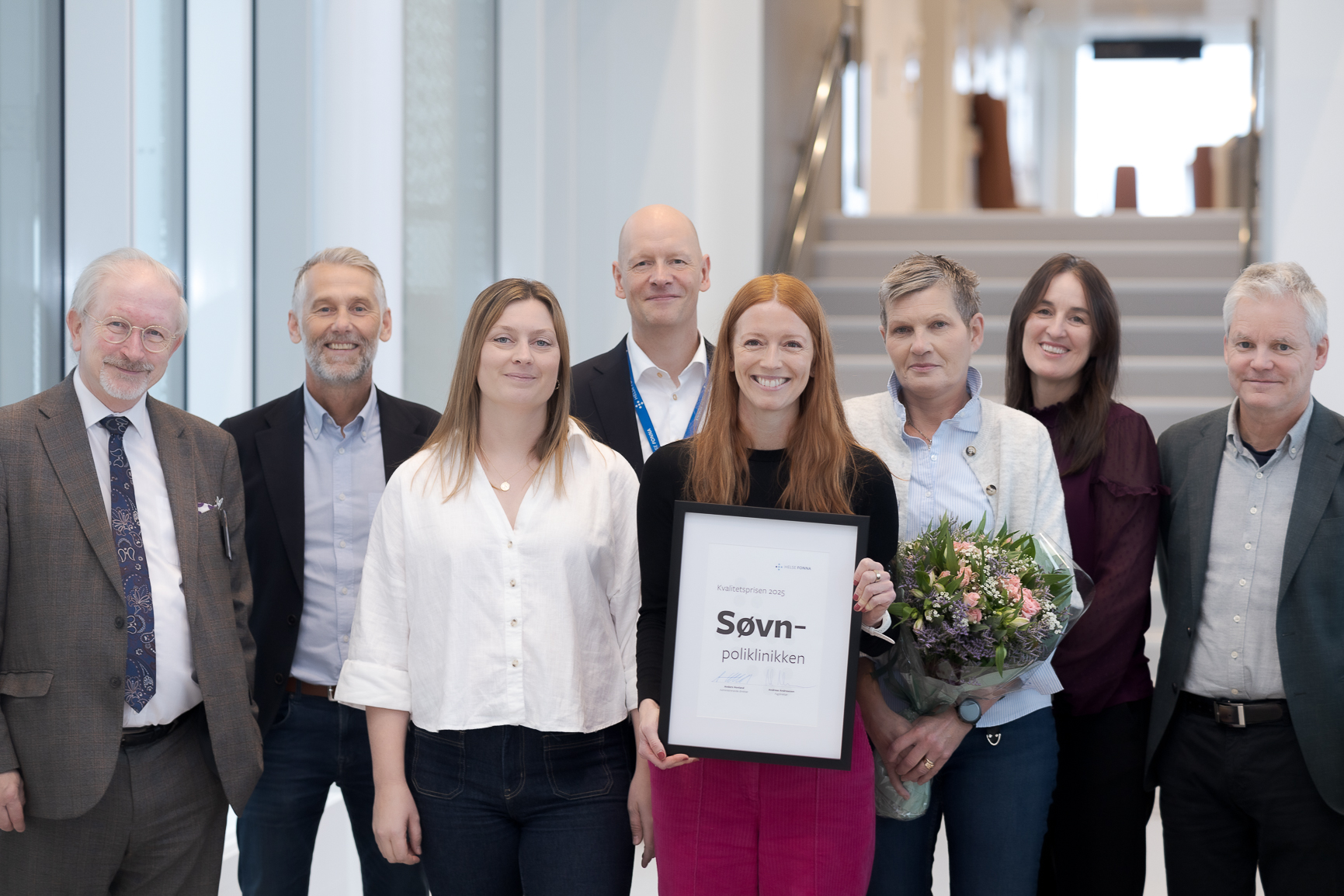 En gruppe mennesker som poserer for et bilde