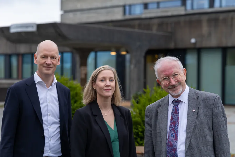 En gruppe mennesker som poserer for et bilde