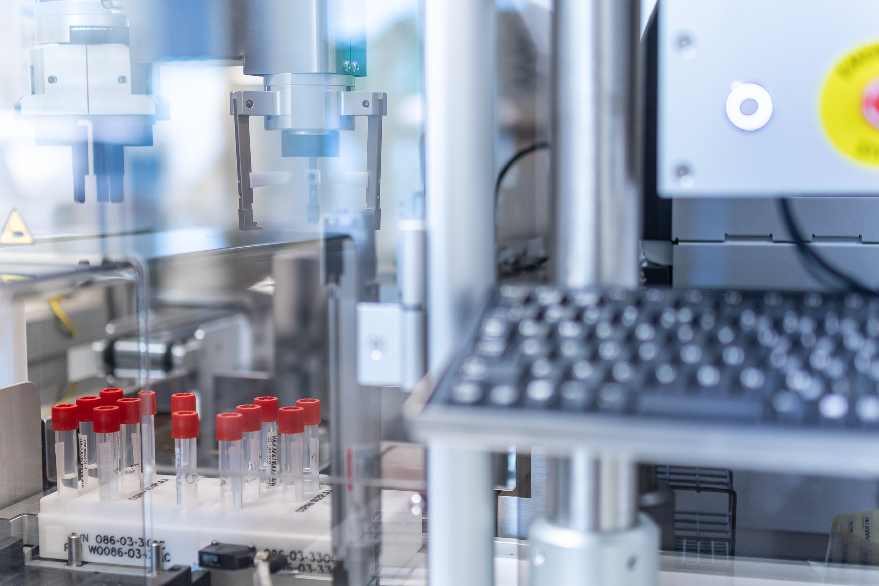 Et nærbilde av en fabrikk