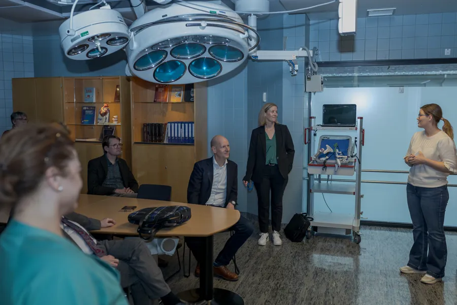 En gruppe personer i et rom