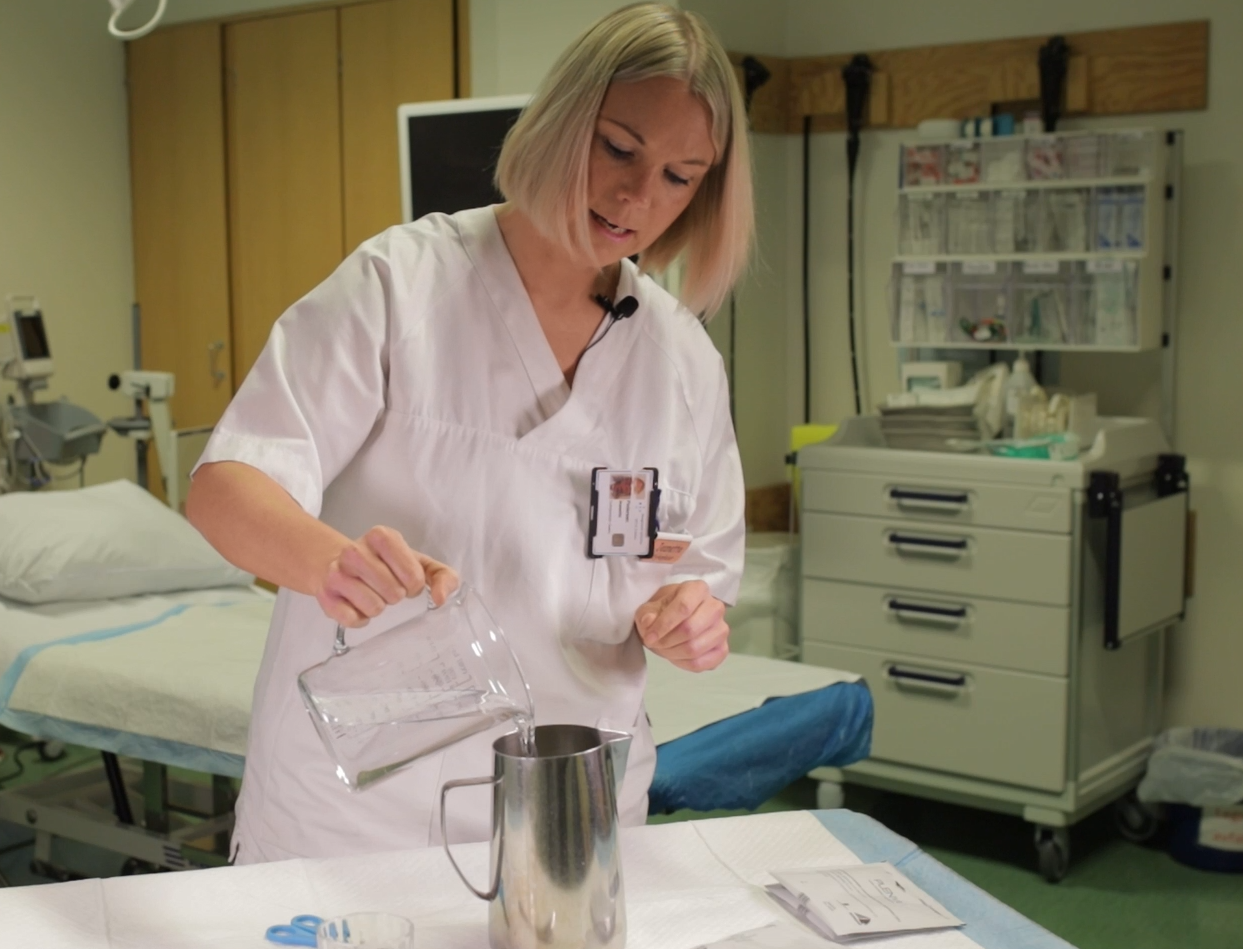 Sjukepleiar som førebur medisin. (Foto)