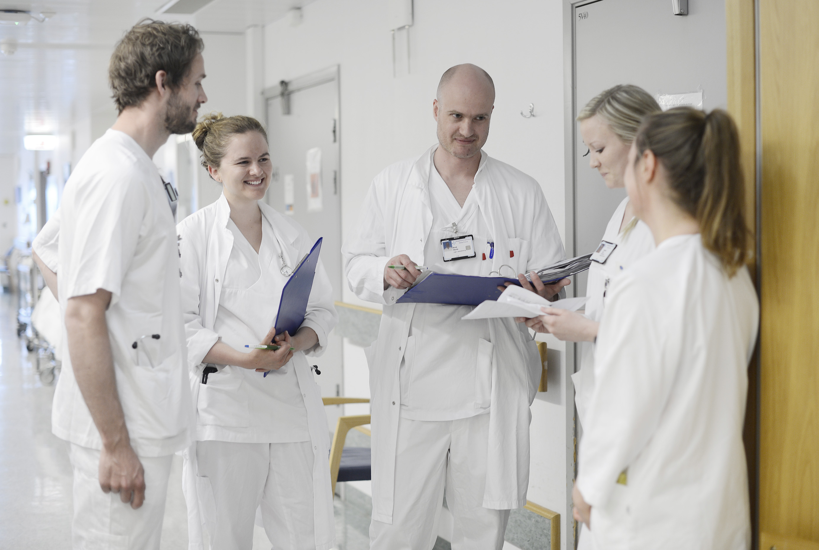 Helsepersonell i en gang. (Foto)