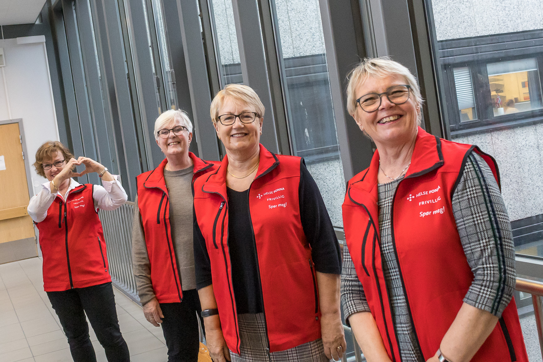 En gruppe kvinner som poserer for et bilde