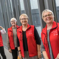 En gruppe kvinner som poserer for et bilde