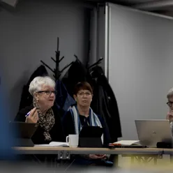 Kvinner ved et bord.