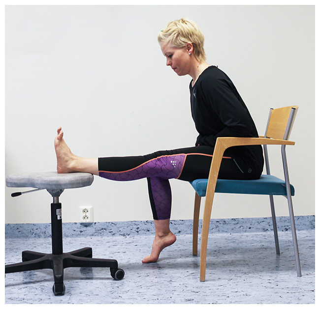 En person som sitter på en stol