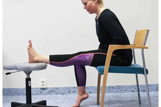 En person som sitter på en stol