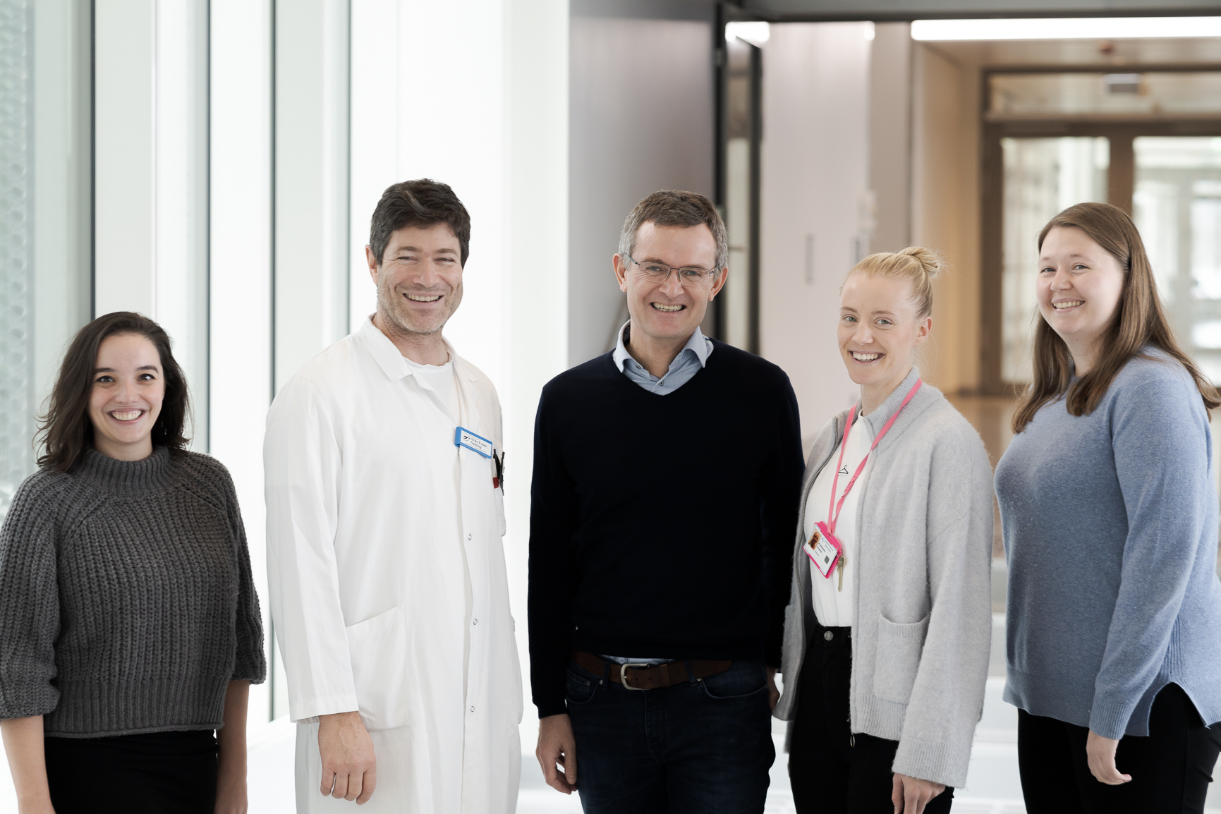 En gruppe mennesker som poserer for et bilde