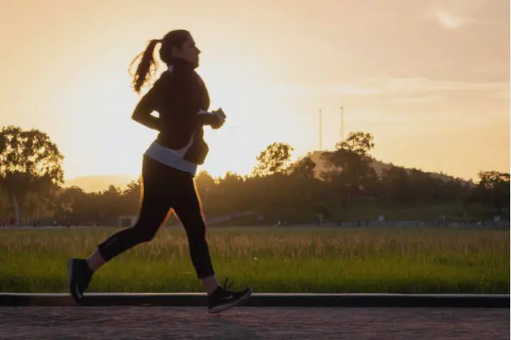 Åslaug er jordmor i Helse Fonna. (Foto)