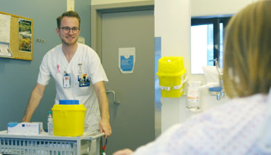 Sjukepleiar på pasientrom. (Foto)