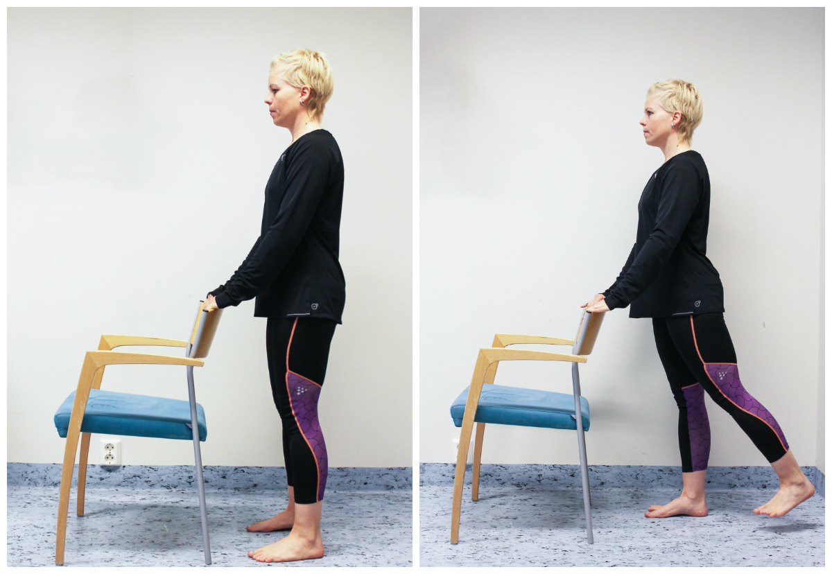 En person som står ved siden av en stol